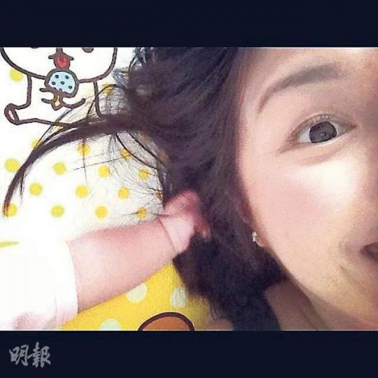 千嬅享受湊仔樂，前晚上載被兒子Torres手仔抓着頭髮的照片，眼神充滿喜悅。（微博圖片）