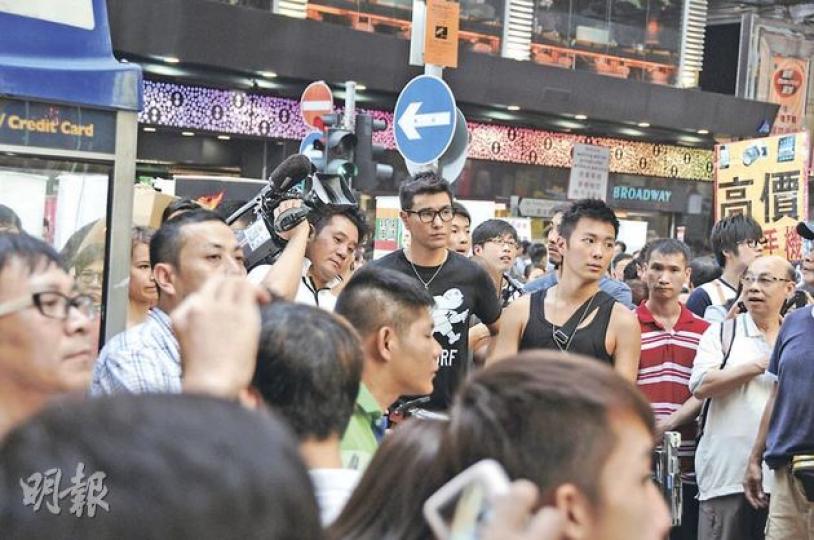麥長青拿着攝影機站在飾演導演的陳展鵬身邊，二人投入拍攝。（攝影﹕李維隆 劉永銳） 羅樂林在炎熱天氣拍攝追賊場面。（攝影﹕李維隆 劉永銳）
