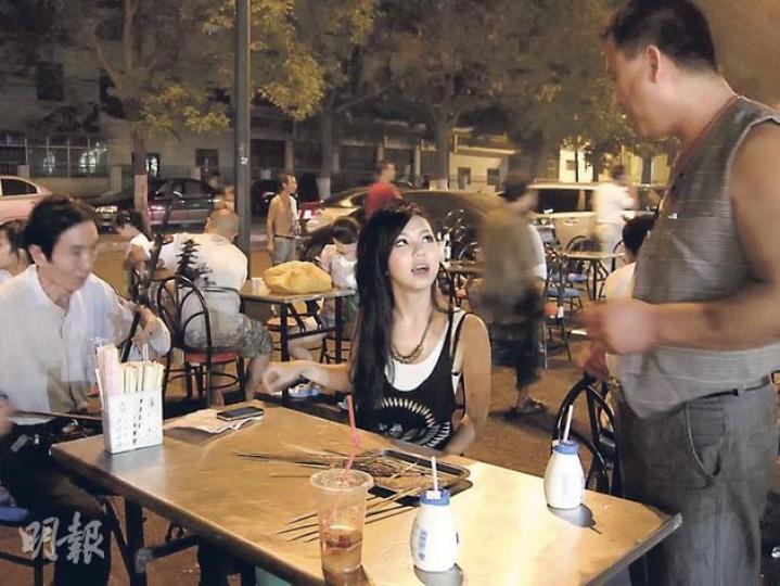 鄧紫琪在內地宣傳時在街頭聽二胡演奏（左），但卻遇上熱情大叔（右）。（攝影/記者：孫慧莊）