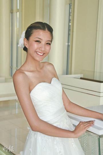 陳嘉桓感受在沖繩行婚禮及玩蟒蛇。（微博圖片） （微博圖片）