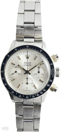 Ref 6263--Daytona款式中有不少特別受收藏家歡迎的表款，其中Ref 6263 Eric Clapton特別款便是史上價值最高的Daytona腕表。1970年代推出的款式，特別之處在於表盤的黑疴顏色對比設計。坊間一般較常見的是黑色主表盤拼銀色副表盤，或是銀色主表盤拼黑色副表盤的款式，這枚Eric Clapton表則較少見：黑銀兩色並非應用在主表盤和副表盤上，而是表圈和整個表盤的對比。黑表圈拼全銀表款的設計，已知的只有兩枚，現時價值約為50萬港元。（葉詩雅攝） Ref 6238--Da