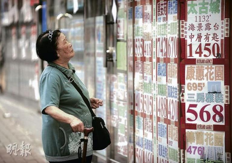 樓價節節升，特首梁振英昨宣布10招穩定樓市措施，但市場認為政府遏抑樓市力度不足，太古城地產代理便指放盤未受影響。（余俊亮攝）
