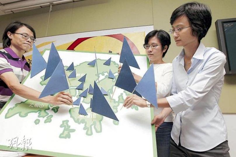 家長關注組發起人陳惜姿（右）指出，全港至今有77所小學、41所中學表明不會在3年開展期內開設國教科，這類學校於「國教版圖」上以藍色旗標示。圖左、中分別為關注組成員蔡建誠及梁少玲。（李紹昌攝）