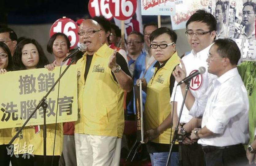 人民力量陳偉業（右四）表示，民主黨曾接受已故華懋集團主席、前全國政協委員龔如心200萬元捐款。民主黨李永達（右一）稱，所有支持民主黨的人士，都是無條件捐款。（余俊亮攝）