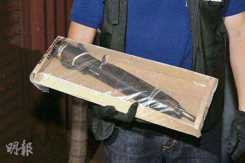 警方在大角嘴單位檢獲步槍、彈匣及子彈，其中步槍的槍柄被拆除，槍管遭人改短，疑為方便收藏及攜帶。（衛永康攝）