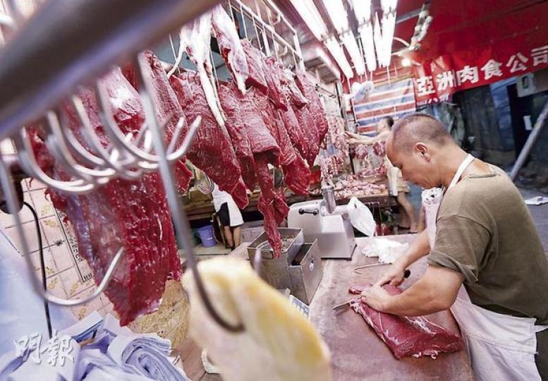 五豐行明起全面調高鮮牛肉售價，有肉枱已預告，加價後每斤鮮牛肉將售88元。有家庭主婦坦言今後會減少吃牛肉，一個月可能只吃一兩次。（李澤彤攝） （明報製圖）