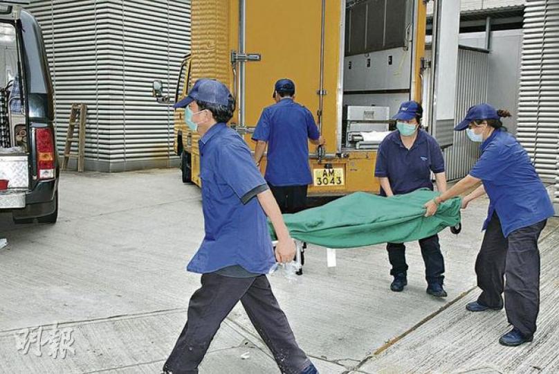 5個月大男嬰在飛機上猝死，仵工將遺體舁送殮房。（林錫禮攝）