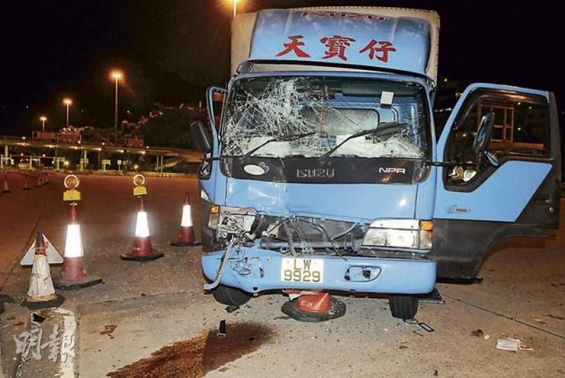 運魚車在意外中車頭凹陷，司機腳部受傷。（蔡方山攝） 運魚車在香港仔隧道出口撞及正進行工程的箭嘴車（圖），運魚車司機受輕傷。（蔡方山攝）