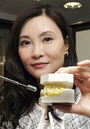 牙齒矯正科專科醫生岑美恩指出，「倒及牙」可由先天遺傳或上顎受傷、門牙缺失等後天成因引致，下門牙會往前突出於上門牙之前方，令咬合差距達2毫米，影響外觀、咀嚼及發音。（陳淑安攝）