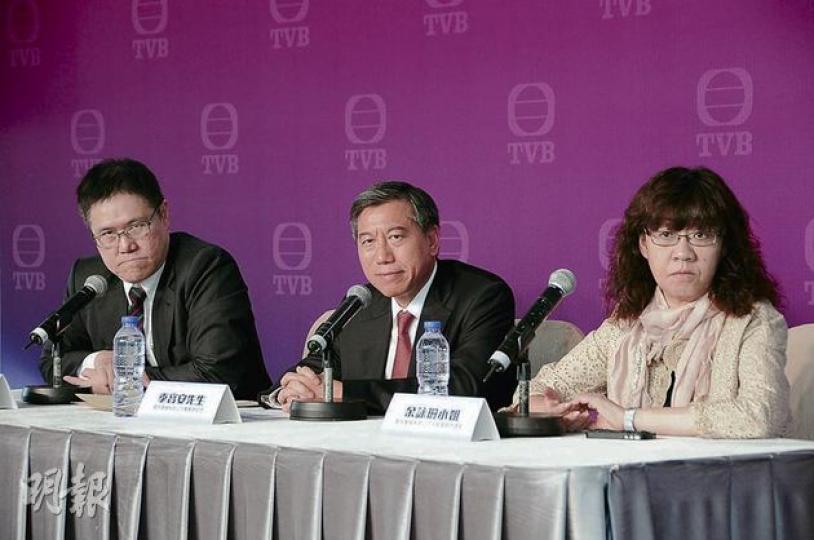 無綫業務總經理鄭善強（左起）、集團總經理李寶安、港姐統籌經理余詠珊昨日舉行記者會，宣布港姐「一人一票」失敗的補鑊措施，其中推行「一人一票」的余詠珊毋須承擔責任。（攝影：鍾偉茵）