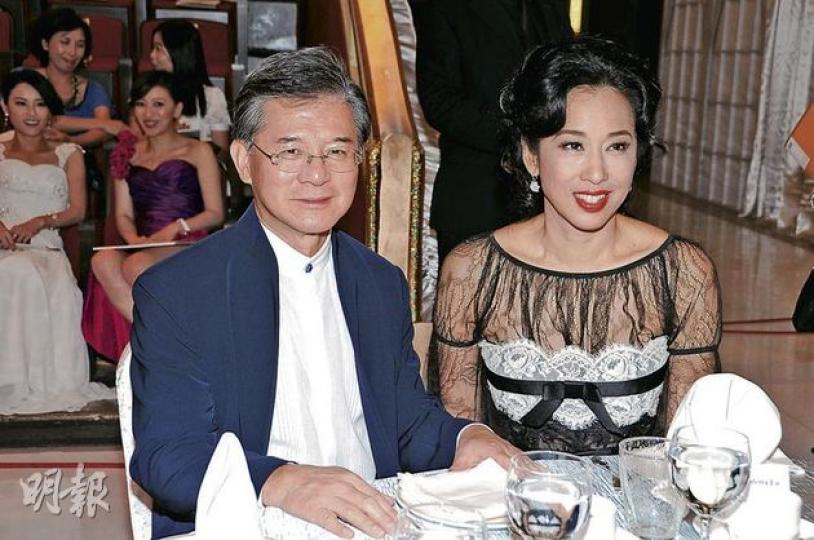 朱玲玲出席慧妍活動，老公羅康瑞特來撐場。（攝影：鍾偉茵） 向海嵐（下排左起）、鄭文雅、曹敏莉、朱玲玲、鄺美雲、王愛倫、趙雅芝、陳法蓉及楊婉儀等一眾慧妍成員，盛裝現身錄影《慧妍愛心傾城30年》。（攝影：鍾偉茵） 腹大便便的周家蔚，拍攝大合照時見頭暈，事後她解釋可能是沒有吃東西及血糖低所致。（攝影：鍾偉茵）