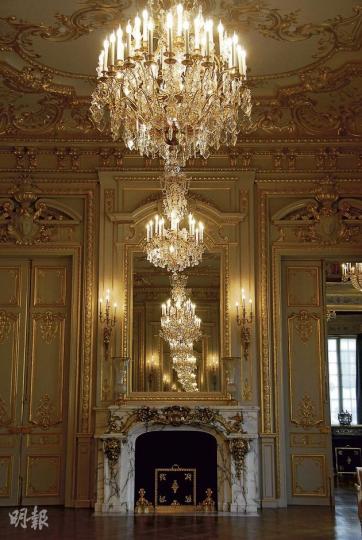 獲列入法定古蹟的La Grand Salon，金碧輝煌得像凡爾賽宮。（郭瑋瑋攝） 酒店的外牆，為集合17和19世紀特色的折衷主義（Eclecticism）建築，大門的簷篷則帶新藝術（Art Nouveau）色彩。（郭瑋瑋攝） 晚上休息時，有鐵塔夜景陪伴入睡。（郭瑋瑋攝） 偌大的彩繪玻璃，經過修整清潔才回復色彩。（郭瑋瑋攝） La Bauhinia餐廳上方建於1920年代的玻璃拱頂，是在裝修時意外發現的。（郭瑋瑋攝） 餐廳座位後的瓷器，為空間增添東方味道。（郭瑋瑋攝） 在獲列法定古蹟的偏廳，圍着古