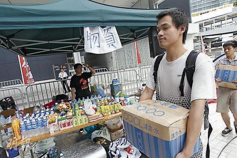 絕食行動獲不少市民聲援及捐贈物資，學民思潮至昨晚已收到逾500支飲品，要在網上呼籲市民停捐。（李紹昌攝）