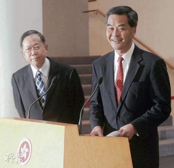 特首梁振英（右）昨與保安局長黎棟國（左）及商務及經濟發展局長蘇錦樑臨時約見記者，稱已向中央反映港人意見，內地部門3周內不會發出「一簽多行」新簽注。（劉焌陶攝）上水港鐵站外繼續有大批水貨客，推着一箱二箱貨物排隊守候入閘，以乘車前往羅湖交貨圖利，在場有警察維持秩序，以免混亂。（劉焌陶攝）