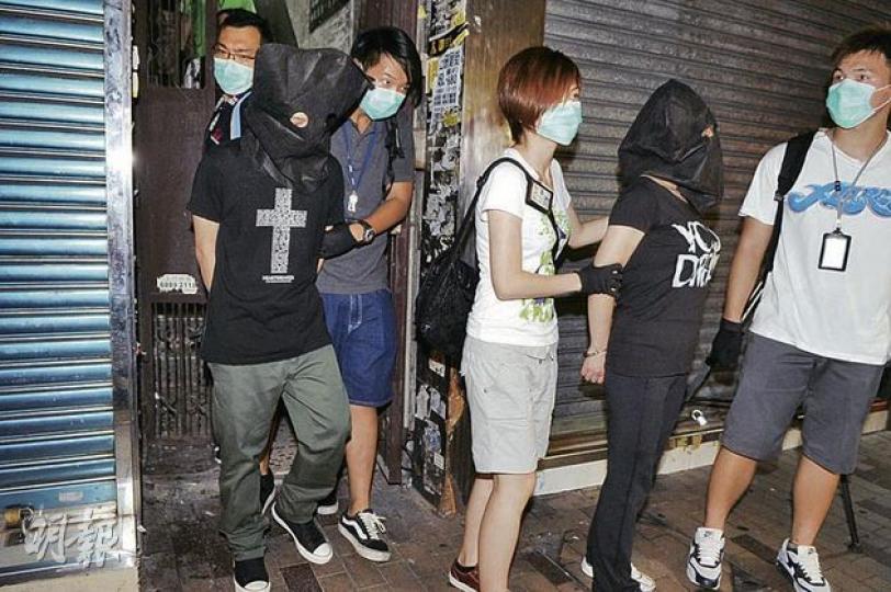 深水埗特別職務隊探員將涉嫌利用一樓一鳳單位販毒的「毒鳳姐」（右二）及男友人拘捕帶署調查。（衛永康攝）警方揭發「毒鳳姐」疑利用衛生巾包裝膠袋包裹毒品（紅圈示），企圖掩人耳目。 （衛永康攝）