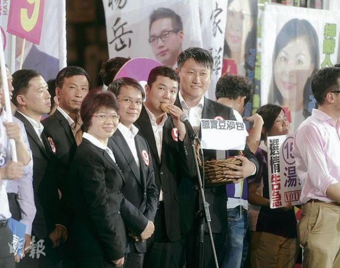 陳克勤打告急牌，排第二嘅劉國勳仲當場食「誠實豆沙包」，然後大叫告急。（尹錦恩攝）何民傑噚晚打反禁煙議題，一路講後面助選團就一路食煙，完全無視現場係禁煙區。（尹錦恩攝）