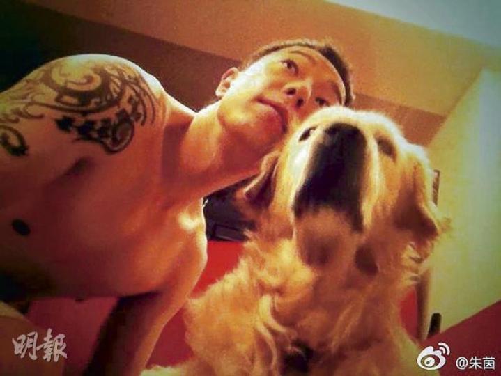 半裸黃貫中被朱茵取笑是金毛尋回犬。（微博圖片）