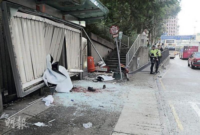一輛的士剷上漆咸道南一巴士站撞傷5人，現場遺下大灘血迹及被撞毁廣告燈箱的碎玻璃，3個金屬站牌被撞斷或撞倒，其中一人頭部被擊中重傷。（蔡方山攝）途人在巴士站遭的士撞飛，猛撼巴士站燈箱令燈箱玻璃粉碎，他送院時右手多處受傷。（蔡方山攝）（明報製圖）