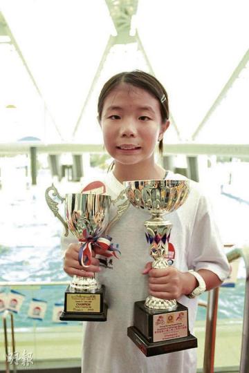 年僅12歲的鄒文詠，是今屆維港泳最年幼的參加者。小妮子是運動健將，除了長途泳賽，更擅長玩三項鐵人。（楊德銘攝）