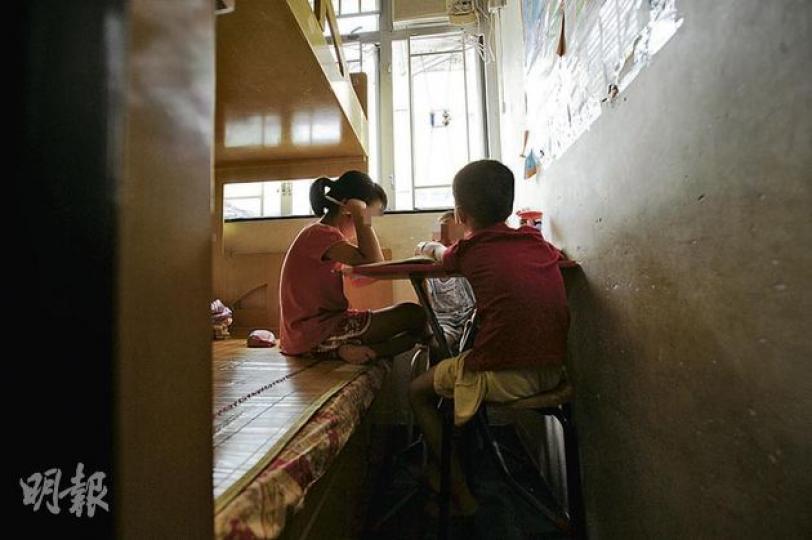 新移民單親媽媽阿麗有時為了生計，不得不把年僅8歲的女兒（左一）和一對6歲孖仔獨留家中。（葉思雅攝）