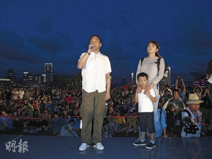 黃家強昨日帶同日籍太太及大仔慶陽一齊上台力撐，反對政府推出國民教育科。（攝影/記者：鍾一虹）達明一派穿上「不要洗腦教育」T恤以示支持。（攝影/記者：鍾一虹）