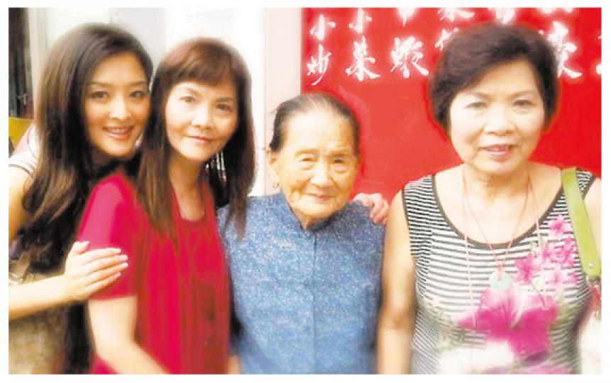 張名雅難得放假，於是四代同堂去歎茶，享受天倫樂。（微博圖片）