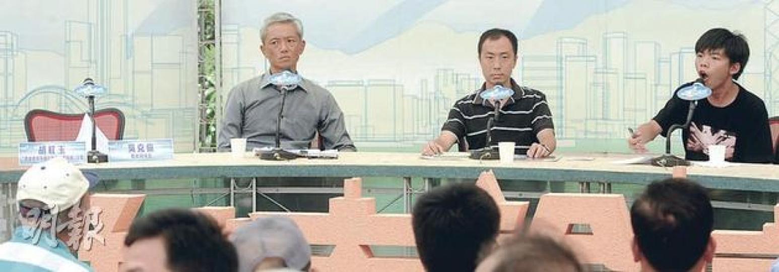 昨日《城市論壇》請來學民思潮召集人黃之鋒（右一）、中學教師張銳輝（右二）及蔡國光（右三），並為沒有應邀出席的教育局長吳克儉及開展國教科委員會主席胡紅玉留下空櫈。（尹錦恩攝）