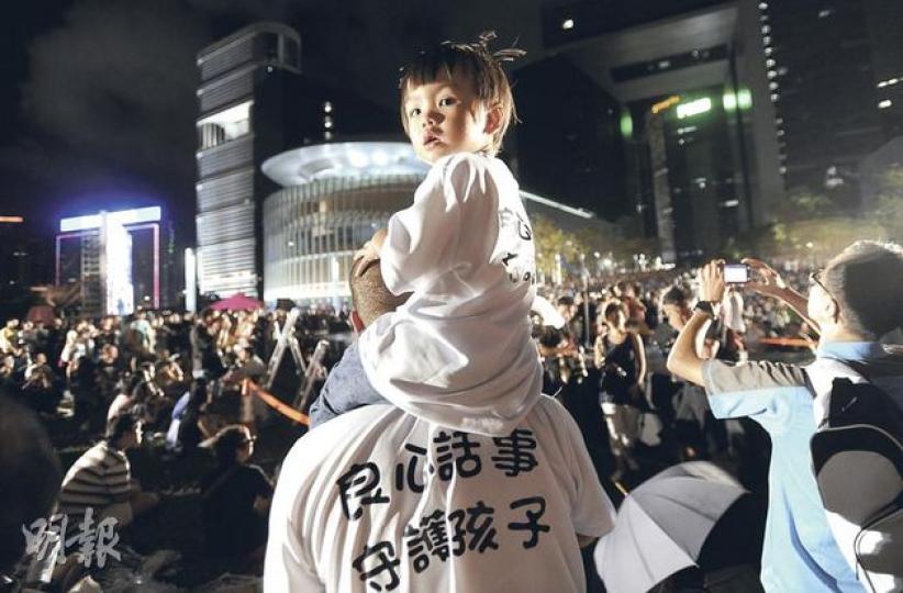 人民力量聲言，若政府拒絕撤回國民教育科，一入議會便會發動拉布戰，誓言要「拉足4年」；各黨之中僅得民建聯及新民黨表明反對撤科。（余俊亮攝）