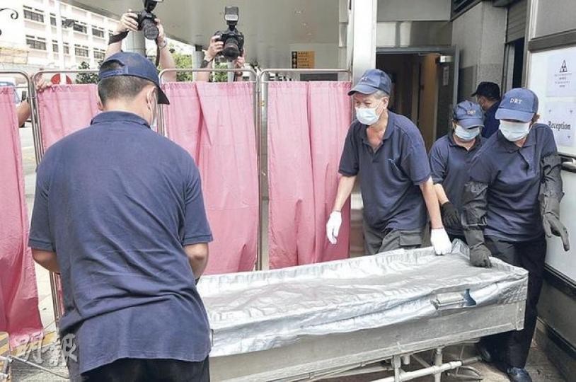 在渡海泳測試賽期間突然昏迷的死者何經旋，送院後死亡，其屍體其後由仵工移送殮房。（林耀華攝） 死者一名需以輪椅代步的女親友，昨日趕到醫院了解情况。（林耀華攝） 一名中年漢子昨於東涌泳池參加渡海泳測試賽，在臨近最後100米賽程時，突然遇溺昏迷，意外發生後，大會未有暫停水試，而現場一直有救生員當值及有大量工作人員在旁觀察。（雲錦鋒攝）