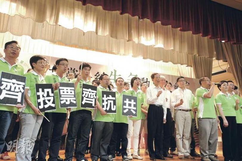 民主黨昨日在葛量洪校友會黃埔學校舉行告急大會，約200名支持者出席，但大會主旨卻變成批評人民力量。（尹錦恩攝） 人民力量昨日在灣仔修頓球場舉行造勢大會，約2000名支持者出席，其間出選港島區的蕭若元（右一）率團隊向支持者跪求選票。（李澤彤攝）