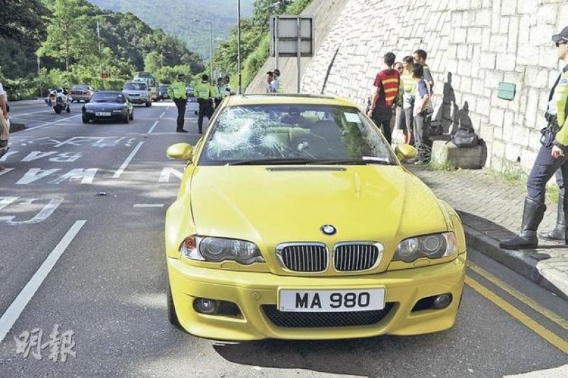 18歲青年被圖中高速駛至的寶馬M3跑車撞倒，送院證實不治。涉案私家車擋風玻璃被撞至龜裂，可見撞擊力之大。 （衛永康攝）