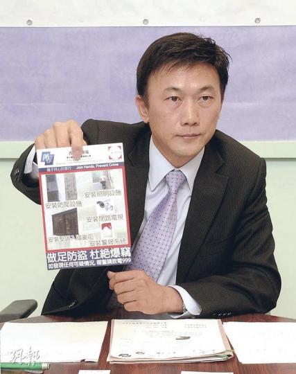 警務處東九龍總區防止罪案主任陳偉民呼籲公屋住戶提高警覺防爆竊，不要將財物放近門邊，以及將後備匙放於門外。（陳淑安攝）