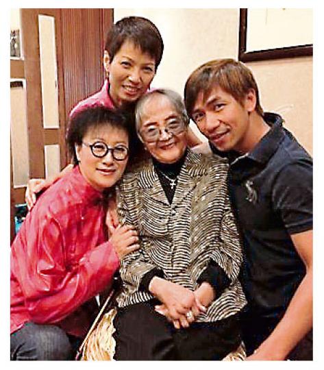 姚莉姐姐（前排中）90歲壽辰，一班後輩曾慶瑜（前排左）及夏妙然（後排）等為她慶祝，令壽星喜上眉梢。（微博圖片）