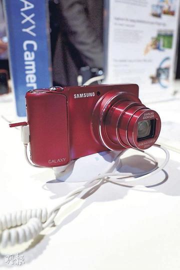 GALAXY Camera有四色選擇，包括黑、白、橙及圖中所見的紅色。（一鋒攝） 一樣備P/A/S/M模式拍攝，設置非常專業，也備聲控操作變焦或拍攝等功能。（一鋒攝） 用戶可下載不同的Android應用程式，如Instagram等；S Suggest功能亦會推介一些照片編輯Apps或有趣遊戲。（一鋒攝） 相機備3G/4G及Wi-Fi，可直接連線分享相片。（一鋒攝）