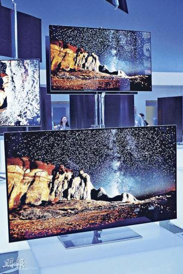 ES9500 OLED TV搭載Multi View功能，使用者戴上3D眼鏡，可在同一屏幕上同一時間觀賞不同的內容。（一鋒攝） 兩款電視均採用7.9mm窄邊框設計。（圖為ES9500 OLED TV）（一鋒攝） ES9500 OLED TV備有視像鏡頭，可作視像通訊外，還支援體感操控，操作開關電視、轉台及控制音量等，還可玩Samsung Apps內的體感遊戲，如Angry Birds。（一鋒攝）