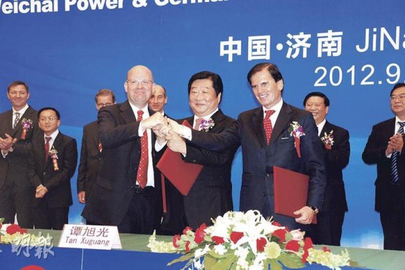 濰柴動力與德國叉車公司凱傲昨日簽署戰略合作協議，前者將斥約72億元入股凱傲，並購入凱傲旗下液壓子公司的70%股權。圖為昨日雙方簽訂協議，前左起為凱傲首席執行官Gordon Riske、濰動力董事長譚旭光及高盛董事總經理Alexander Dibelius。（陳子凌攝）