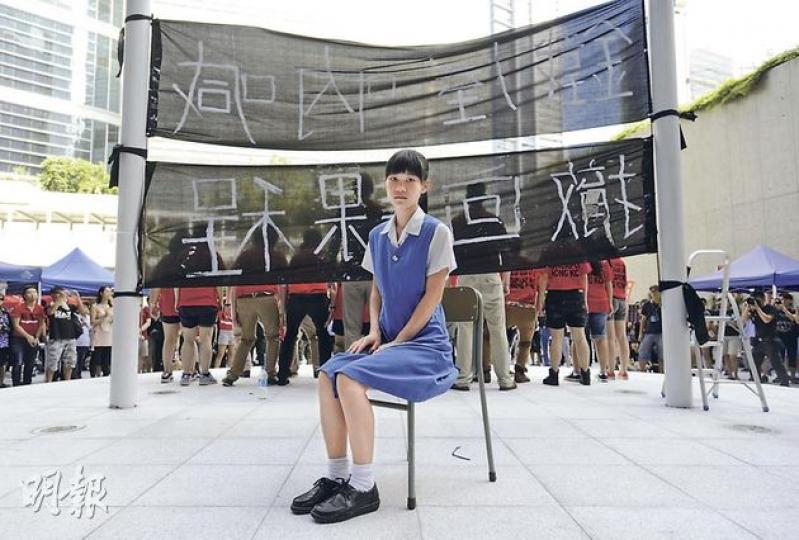 上周絕食抗議國教科的黃莉莉就讀於德貞女子中學中六，她說剛過去的暑假「極具挑戰」，但依然相信可令政府撤回國教科，而她昨日下課後亦趕回新政府總部參與集會。（余俊亮攝） 學民思潮召集人黃之鋒（右）昨晨在新政府總部換上校服，回匯基書院（東九龍）上課，在校門外與其他同學一齊派發黑絲帶，並表示對於愈來愈多學生自發組織國教科關注組感到高興。（蕭輝浩攝）