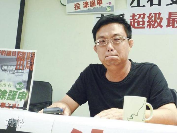 民主黨涂謹申昨提及有嬰兒疑因醫療事故而病危，家屬致電向他求助，其間他感觸落淚。（屈俊樂攝）