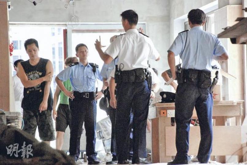 電工在中環裝修時由1.5米高處墮下亡，多名警員在場調查，向工人了解事件。（雲錦鋒攝） 男電工施金頂昨從1.5米高木梯墮下重傷，送院搶救後不治，屍體被推往殮房。（邱雅錡攝）