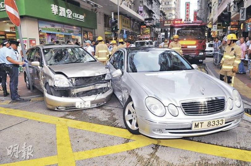 肇事七人房車（左方）剷上行人路撞傷多名途人後，再攔腰撞向駛出路面的平治私家車，最少7人受傷。（衛永康攝）