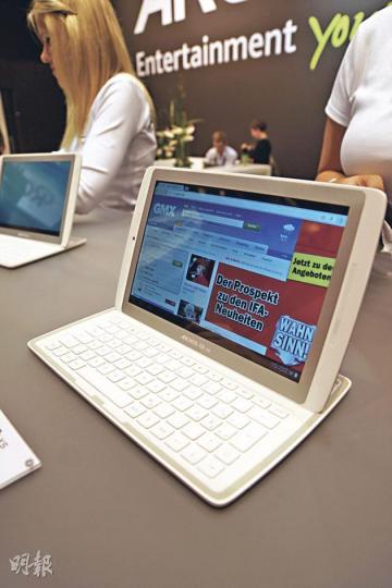 ARCHOS 101 XS可以在平板或小筆電模式之間切換，設計概念跟華碩的變形平板系列類似。（一鋒攝）