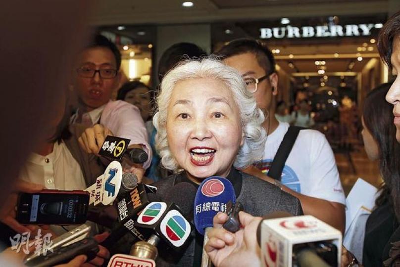 前律政司長梁愛詩昨開腔回應國教科爭議，指反對者絕食和佔領政府總部，會令香港變成無政府狀態。（林俊源攝） 開學無阻學生參加反國教科示威，不少學生昨放學後到政府總部集會，學民思潮成員不滿特首梁振英拒絕立即撤科，高舉摺櫈、一本簿和一支筆（梁近月落區時常備），諷刺梁振英不敢應大聯盟要求面對群眾。（李紹昌攝） 開學無阻學生參加反國民教育科集會，不少學生放學後到政總靜坐，默默在廣場空地做功課，靜候晚會開始，與同學一起聲援促撤科運動。（李紹昌攝）