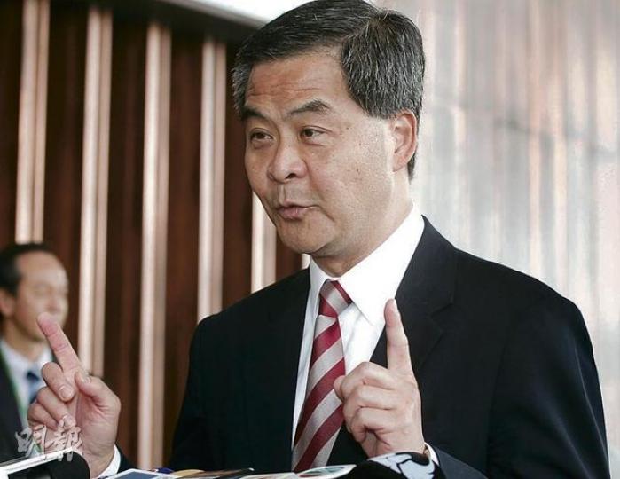 特首梁振英昨回應民間反對國教科大聯盟佔領政總行動，表示已通知警方不會清場，又指「撤回和不撤回之間的空間十分大」。（李紹昌攝） （明報製圖）