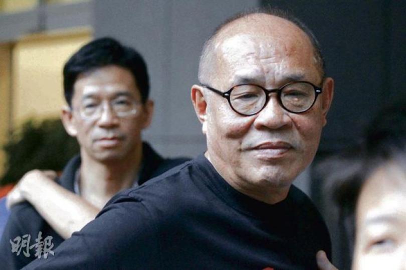過去曾積極參與保釣運動和聲援八九民運的藝人岑建勳（右），昨現身政府總部，加入反國民教育科行列。（郭慶輝攝） 向予人立場中立形象的中大新聞與傳播學院教授馬傑偉（圖），昨傍晚6時起展開「無聲絕食」，表明不受訪的他於絕食宣言中促請政府官員從善如流、立即撤銷國民教育科。（郭慶輝攝）