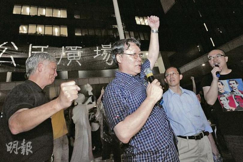 浸信會聯會總幹事徐彼得昨完成浸呂小記招後，隨即出席晚上的佔領政總晚會。他以個人名義在台上發言時指出，浸信會聯會昨傍晚一致認同國民教育不應獨立成科，聯會正式向屬校發出國教科指引。徐彼得更在台上帶領參與者高叫「撤回尚未成功、同志仍需努力」口號，掀起晚會一大高潮。（鄧宗弘攝）