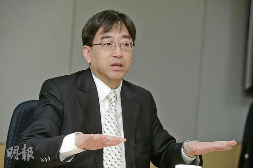 食物及衛生局長高永文表示，政府會推行公私營醫療平衡發展，不會偏重某一方，既增加私家醫院的容量，也會挽留公院醫生，並為公院添置新儀器，令公營醫療服務與時並進。（尹錦恩攝） 醫管局與私家醫生共同護理糖尿病人之公私營合作計劃，參加人數較預期少了很多，醫管局會再研究新的資助方式改良計劃，以紓緩醫管局壓力。圖為私家醫生診所外的「共同護理計劃」標誌（下中）。（劉焌陶攝）