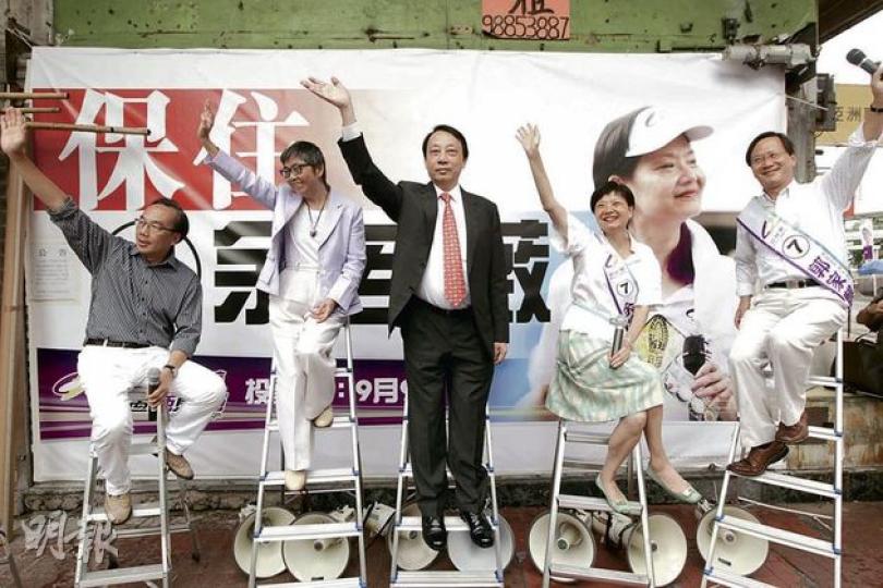 公民黨為力保余若薇（右二）入局，令她與郭家麒（右一）在新界西雙雙當選，連日來都有告急活動，昨日公民黨便找來資深大律師陳景生（中）及吳靄儀（左二）為他們拉票。左一為梁家傑。（郭慶輝攝） （明報製圖）