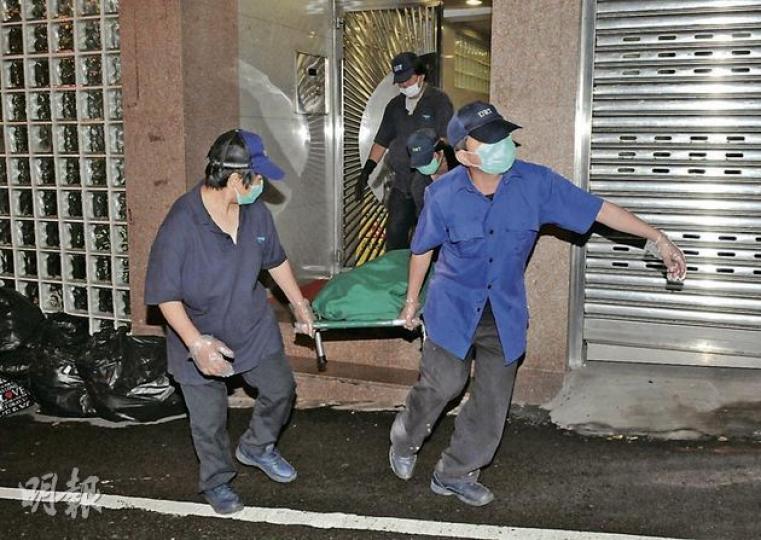 26歲女子近日疑因與同居男子吵架致情緒低落，前晚在港島半山羅便臣道愛巢廁所燒炭自殺，當場證實死亡。（蔡方山攝） 女助理工程師疑因感情問題在男友於半山羅便臣道的家中燒炭自殺亡，警員調查後相信死因無可疑，離開時檢走女事主遺下的燒炭工具及炭包。（蔡方山攝）