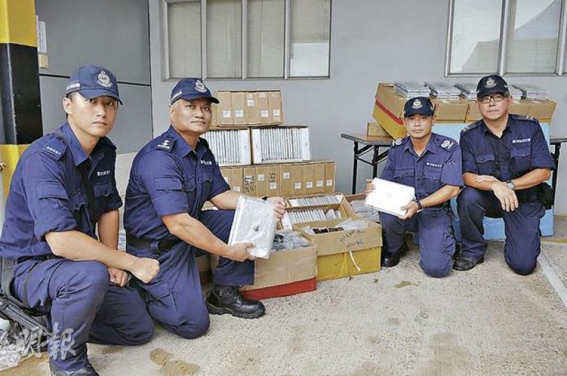 警方於牛磡沙緝獲逾300萬元走私電子產品，包括iPad及手提電話。（林耀華攝）