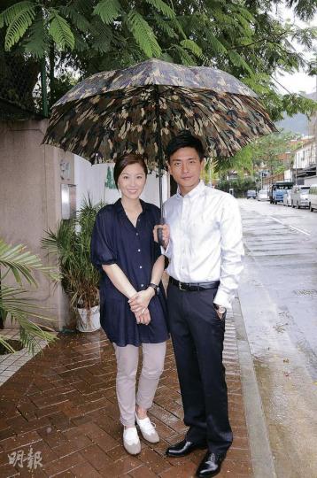 由於地方所限，周麗淇（左）與消瘦不少的黃宗澤（右）要打傘到護老院大門口外接受訪問。（攝影/記者：梁榮達、李潔盈） 特意前往探老婆戚美珍班的苗僑偉，他寄語黃宗澤與胡杏兒有緣的話終會走在一起，皆因世事無絕對。（攝影/記者：梁榮達、李潔盈）